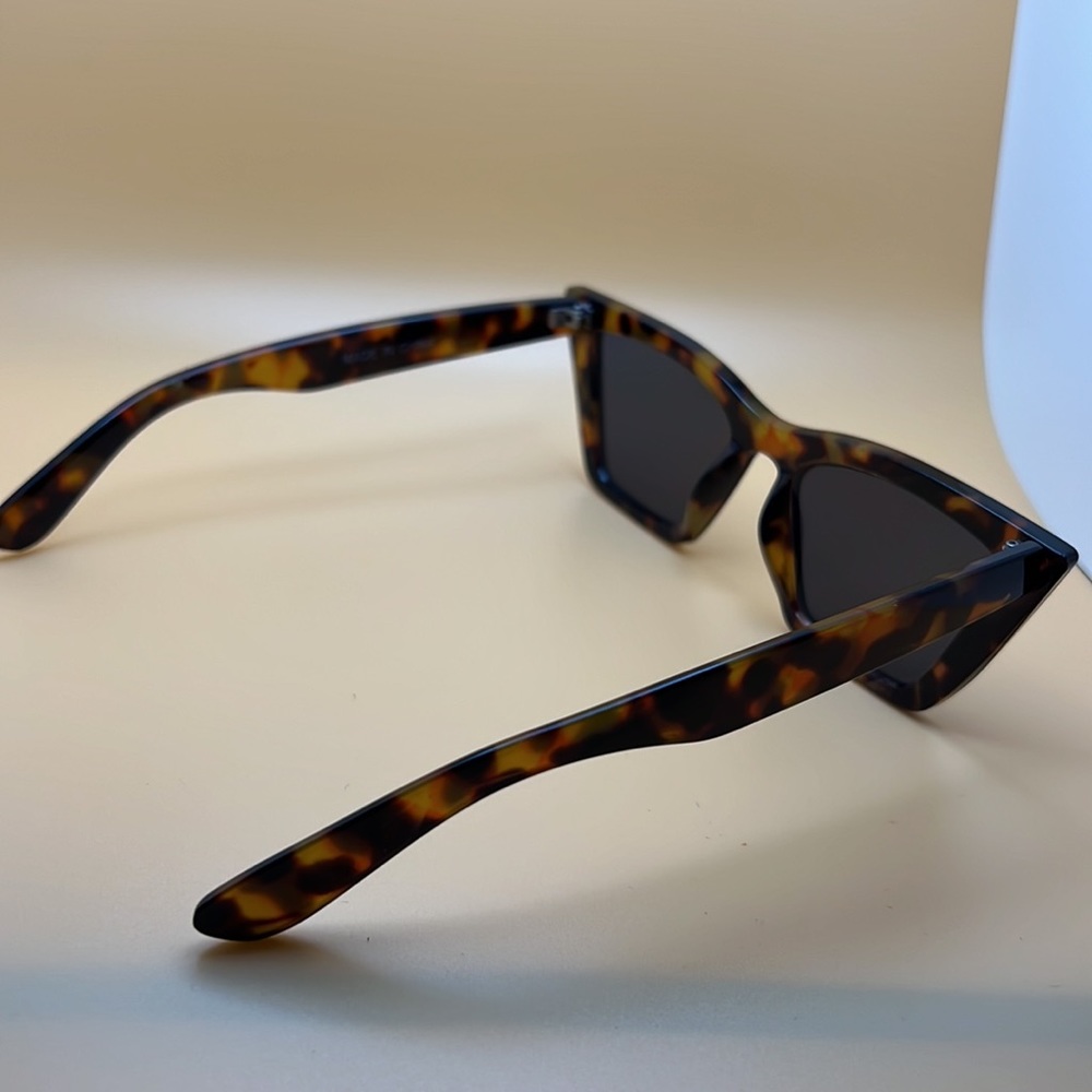Classic Tortoise Shell Sunglasses With Black Pola… - image 3